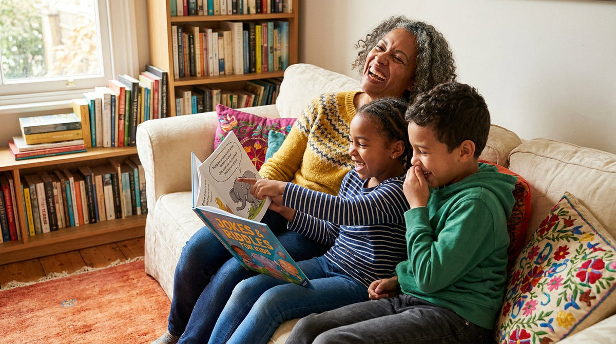 Une grand-mère et deux enfants partagent un moment de lecture et de rire sur un canapé — illustration